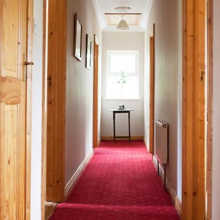 Inviting 4-bed House In Holiday home *