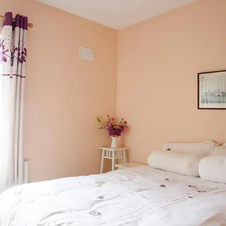 Inviting 4-bed House In Holiday home