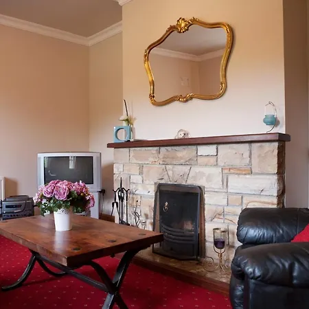 Inviting 4-bed House In Holiday home *