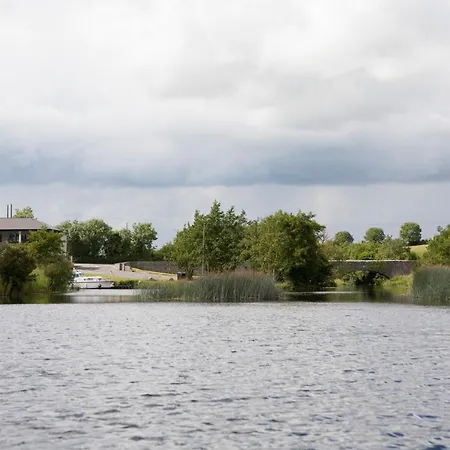 Inviting 4-bed House In Holiday home