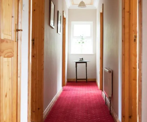 Inviting 4-bed House In Holiday home *