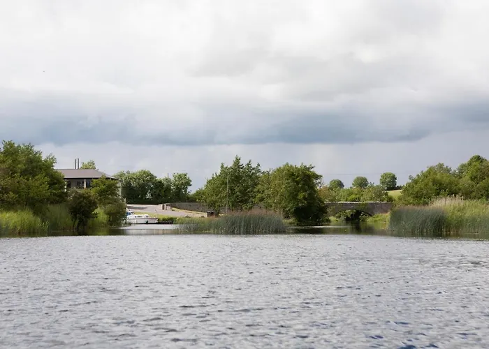 Inviting 4-bed House In Holiday home